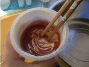 2、茄汁奶油吐司披萨,番茄酱倒入奶油中搅拌均匀