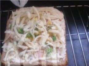 4、茄汁奶油吐司披萨,撒上青豆玉米粒和马苏奶酪碎