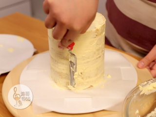 11、基础滴落蛋糕，可以做出无限种高大上的造型,11、6片蛋糕都堆上去之后，在蛋糕的表面抹一层薄薄的瑞士奶油霜，不要抹太厚，就薄薄一层，这是为了固定表面的蛋糕渣