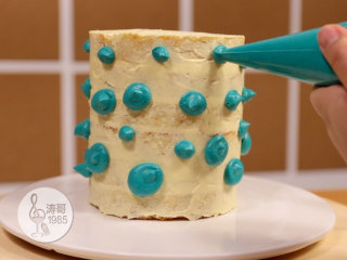 15、基础滴落蛋糕，可以做出无限种高大上的造型,16、我这次做的是混色效果，所以我先在蛋糕四周随机挤上彩色奶油霜，我用的是绿松石色的，你可以用任何你喜欢的颜色或者你也可以直接做成原色的