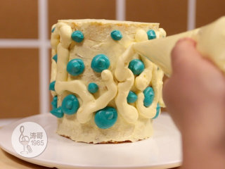 16、基础滴落蛋糕，可以做出无限种高大上的造型,17、之后再用原色奶油霜填补空缺的位置，我这次奶油霜挤太少了，后面抹面的时候还要补，建议一开始就多挤一点，这样一次性就能抹好面