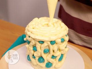 17、基础滴落蛋糕，可以做出无限种高大上的造型,18、侧面挤好后在蛋糕顶部也挤上原色瑞士奶油霜