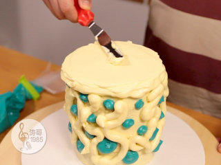 18、基础滴落蛋糕，可以做出无限种高大上的造型,19、然后用蛋糕小抹刀把蛋糕顶部抹平