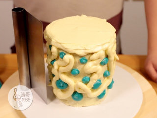 19、基础滴落蛋糕，可以做出无限种高大上的造型,20、抹平蛋糕的侧面建议用一个加长不锈钢刮板，刮板要比蛋糕高，自己可以直立起来，这样可以在抹面的时候帮你做参考，不会抹歪掉