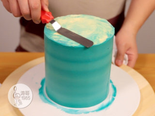 21、基础滴落蛋糕，可以做出无限种高大上的造型,22、侧面抹平后再用小抹刀把顶部边缘多出来的奶油霜轻轻向蛋糕中心抹平