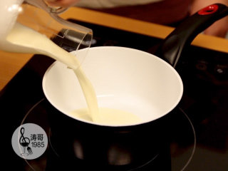 24、基础滴落蛋糕，可以做出无限种高大上的造型,25、在冷藏期间准备巧克力淋酱用来做滴落效果，在一个小奶锅里倒入动物淡奶油