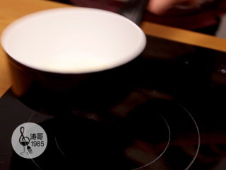 25、基础滴落蛋糕，可以做出无限种高大上的造型,26、用小火煮沸后从火上移除