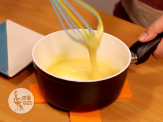 29、基础滴落蛋糕，可以做出无限种高大上的造型,30、用手动打蛋器搅拌至均匀的巧克力淋酱