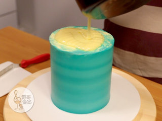 30、基础滴落蛋糕，可以做出无限种高大上的造型,31、接下来从冰箱里取出蛋糕，把三分之二的巧克力淋酱倒在蛋糕的中心，如果你要做彩色的滴落效果可以先在淋酱里加进口食用色膏进行调色后再淋面