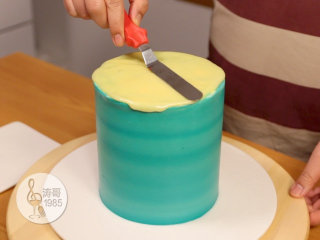 31、基础滴落蛋糕，可以做出无限种高大上的造型,32、用小抹刀往边缘抹平，刚刚好到边缘就停止，尽量不要让巧克力淋酱滴落