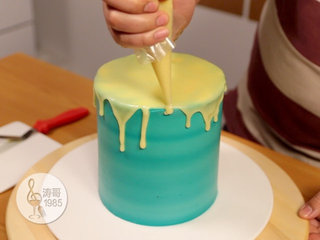 32、基础滴落蛋糕，可以做出无限种高大上的造型,33、快速把剩下的巧克力淋酱装进裱花袋里，剪个小口后在蛋糕边缘挤出长短不一的滴落效果，这样更好控制位置和长短