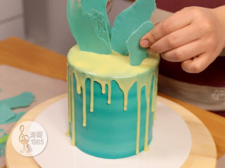 33、基础滴落蛋糕，可以做出无限种高大上的造型,34、最后我在蛋糕顶部插上了一些我事先用小抹刀抹在烘焙纸上，然后放硬的彩色巧克力片做装饰