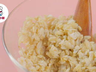 1、低卡红薯燕麦饼,燕麦100g，煮熟，捞出沥干，加入白砂糖20g，搅拌均匀