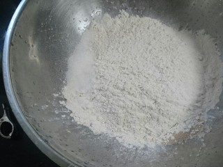 2、培根火腿披萨,高筋面粉，低筋面粉，白糖，酵母，泡打粉均匀混合