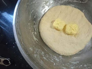 4、培根火腿披萨,揉匀后加入20g黄油后，继续揉匀盖保鲜膜醒发备用