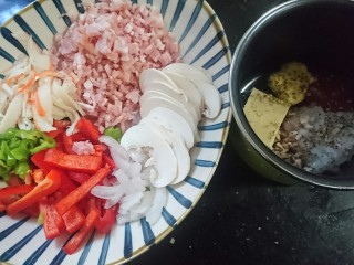 5、培根火腿披萨,准备好配料，清洗切好