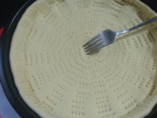 7、培根火腿披萨,再用小叉子扎好饼皮