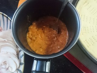 8、培根火腿披萨,洋葱碎，番茄碎，罗勒碎，黄油，少许食盐熬成披萨酱