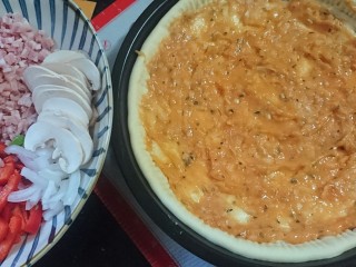 9、培根火腿披萨,将披萨酱抹在饼面