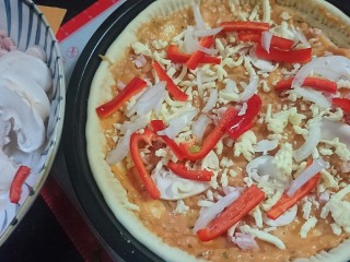 11、培根火腿披萨,接着少许洋葱红椒和奶酪