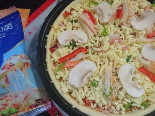 13、培根火腿披萨,最后盖上满满的奶酪