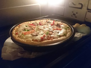 14、培根火腿披萨,上下火200°烤20分钟