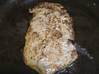 4、家庭版黑椒牛柳披萨,黑椒牛排稍微煎一下