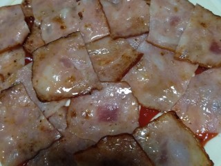 5、家庭版黑椒牛柳披萨,饼胚上涂上番茄酱