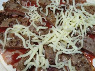 6、家庭版黑椒牛柳披萨,加培根，牛柳，最后洒满芝士