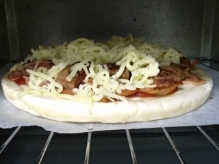 7、家庭版黑椒牛柳披萨,上烤炉，210°烤20分钟