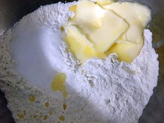 1、菠萝批（6寸版）,低筋面粉加糖加盐加泡打粉混合后，加入黃油搓成玉米粉状加入蛋黄油和冰牛奶