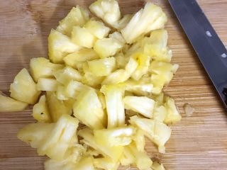 3、菠萝批（6寸版）,菠萝切去中心，切小块，黄油下锅小火化开加入菠萝和糖，炒至干水