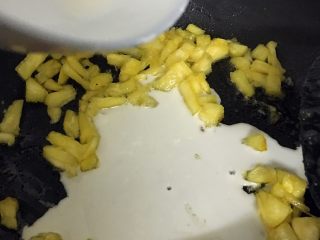 4、菠萝批（6寸版）,淀粉加低筋面粉＋1勺冷水化开倒入锅里和菠萝炒匀