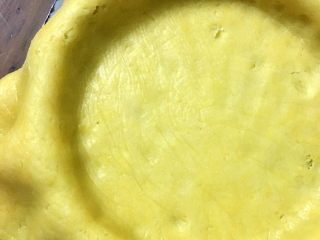 5、菠萝批（6寸版）,冷藏的面团切三份之二，擀薄铺进派盘里，多余的边皮擀掉