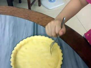 6、菠萝批（6寸版）,叉子在派皮上叉孔