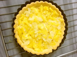 7、菠萝批（6寸版）,铺上烘焙纸，放上小石头或豆子压住派皮进烤箱180度中层，烤15分钟，表皮上色即可，取出，把菠萝现填入