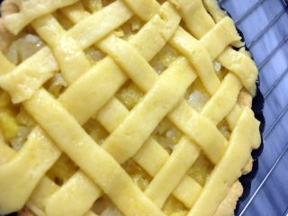 8、菠萝批（6寸版）,把批皮擀成薄片，切细条，编成上图样，刷上蛋液，中层180度，烤25分钟即可