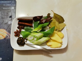 2、黄豆炖猪脚,所用的香辛料备好