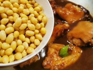 14、黄豆炖猪脚,倒入纯净水和黄豆  水量与食材持平即可