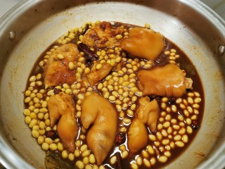 15、黄豆炖猪脚,大火烧开 关火