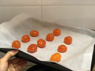 1、新晋咸口网红——海苔肉松咸蛋黄雪花酥,咸蛋黄滚油，烤箱预热180度