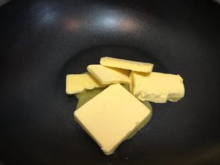 5、新晋咸口网红——海苔肉松咸蛋黄雪花酥,黄油切小片或块倒入不粘锅中