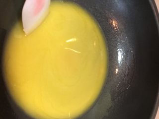 6、新晋咸口网红——海苔肉松咸蛋黄雪花酥,小火加热，用刮刀不断搅拌至完全融化。黄油的熔点不高，小火操作1分钟左右就能化开了