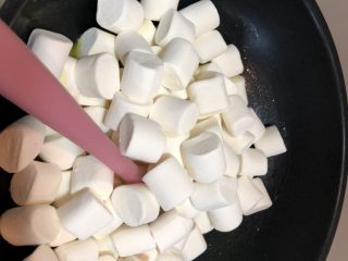 7、新晋咸口网红——海苔肉松咸蛋黄雪花酥,倒入棉花糖，选择易溶化的，我这个是买的专门做牛轧糖的棉花糖，有些超市买的很难溶化