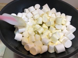 8、新晋咸口网红——海苔肉松咸蛋黄雪花酥,用刮刀翻拌，慢慢棉花糖会融化，不过注意要经常翻拌，否则容易糊锅粘底