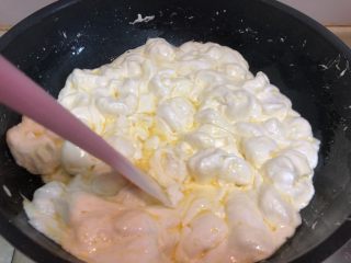 9、新晋咸口网红——海苔肉松咸蛋黄雪花酥,我这个方子的量还是挺大的，我拿的是炒菜用的不粘锅。锅子小了，在翻拌的时候可能会不均匀，反而容易糊