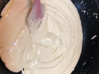 11、新晋咸口网红——海苔肉松咸蛋黄雪花酥,慢慢越来越顺滑了，但是可能还会有一点黄油没有吸收，还需要再搅拌