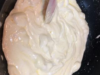 10、新晋咸口网红——海苔肉松咸蛋黄雪花酥,慢慢棉花糖会和黄油融合在一起，不过现在还有白白的没有化干净的块，用刮刀碾压一下会更快化