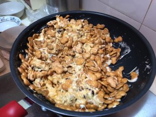 18、新晋咸口网红——海苔肉松咸蛋黄雪花酥,刚开始可以先用刮刀翻拌，后面就需要动手啦！