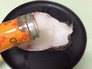 3、鳕鱼肉松寿司,放入3g料酒抹匀